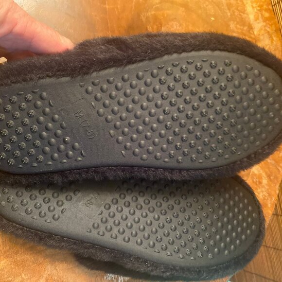 NWOT Jessica Simpson Fuzzy Cozy Heart Slippers Size 7-8 - Picture 4 of 5